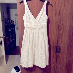 Elegant White Sleeveless Dress